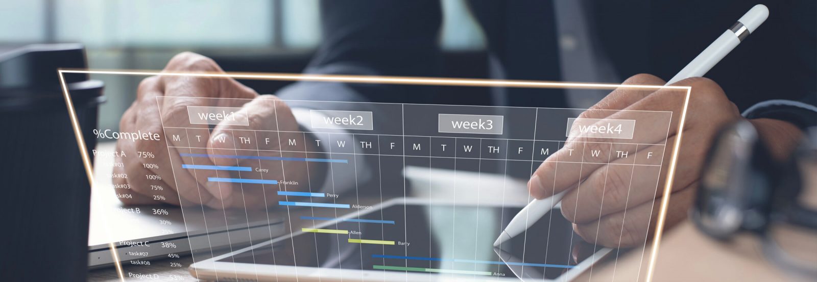 Hände an einem Tablet, darüber eingeblendet ein Balkenplan mit Wochen und Fortschrittswerten je Projekt